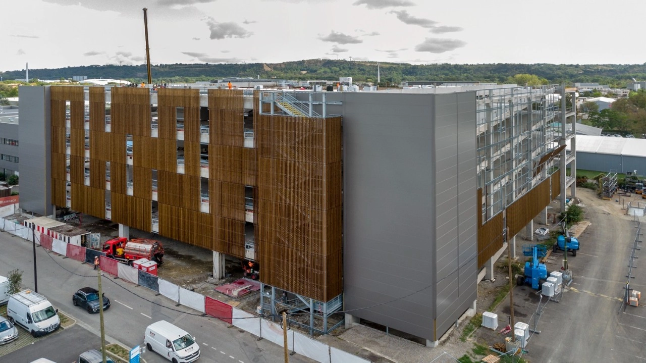 Parking moderno en altura industrializado construido por Hormipresa con paneles de hormigón prefabricado.