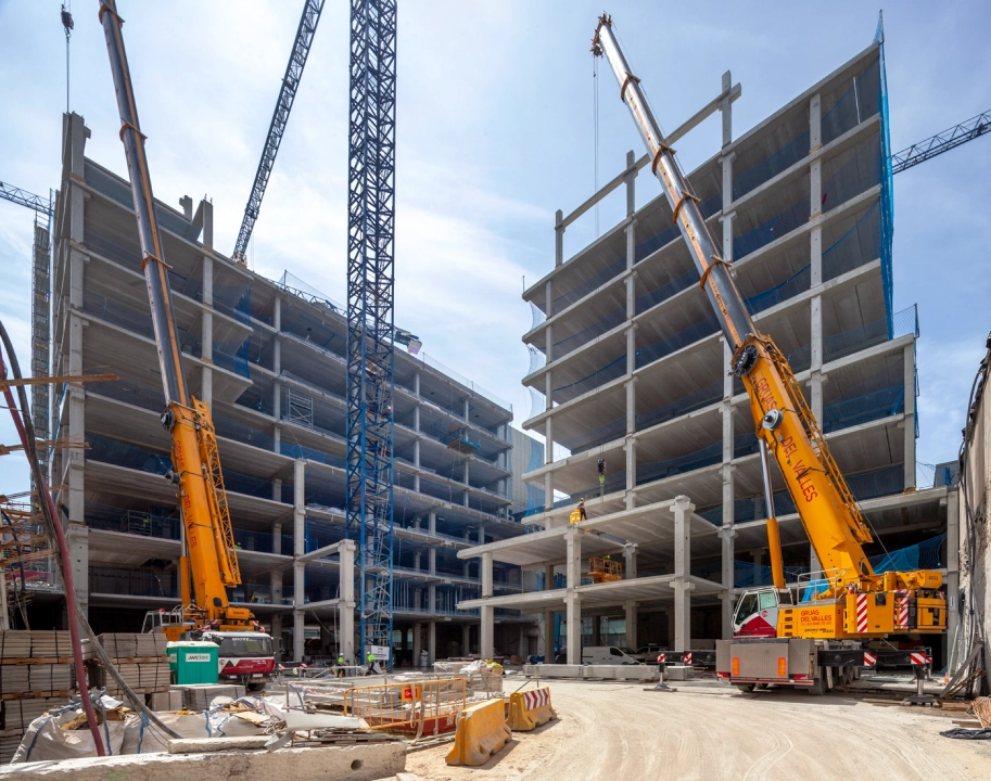 Construcción en altura del Hospital del Mar en Barcelona con sistemas industrializados de Hormipresa.